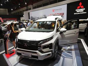 Mitsubishi Donasikan Tujuh Mobil untuk Pendidikan di Indonesia