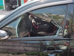 Awas! Bandit Pecah Kaca Sasar Mobil Parkir Gentayangan di Surabaya Awas! Bandit Pecah Kaca Sasar Mobil Parkir Gentayangan di Surabaya