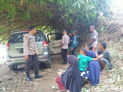 Geger Mobil Tak Bertuan Ditemukan di Bawah Pohon Bambu-Tepi Sungai Jember