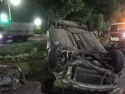 Mobil Tabrak Separator Busway hingga Terguling di Palmerah Jakbar