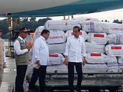 Momen Jokowi Cek Bantuan Logistik Sebelum Dilepas ke Turki