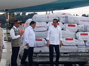 Momen Jokowi Cek Bantuan Logistik Sebelum Dilepas ke Turki