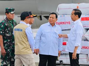 Prabowo Dampingi Jokowi Lepas Bantuan Kemanusiaan Gempa Turki dan Suriah
