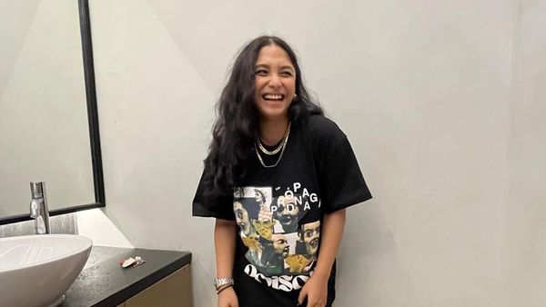 Penampakan Putri Ruth Sahanaya yang Ciuman dengan Wanita di Kelab