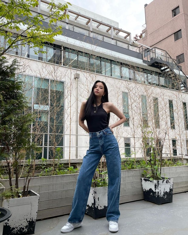 Naeun | Foto: Instagram | @marcellasne_ Gaya Kpop Idol Berzodiak Aquarius yang Karismatik