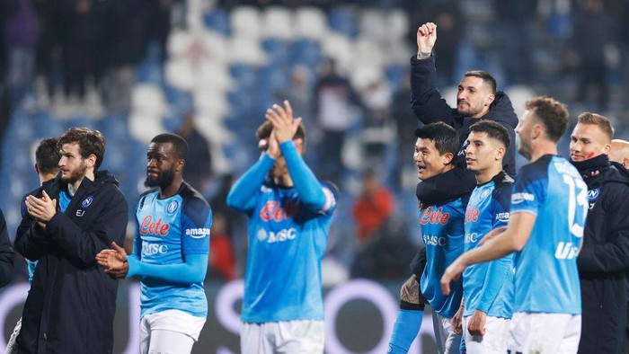 REGGIO NELLEMILIA, ITALY - FEBRUARY 17: Min-Jae Kim of SSC Napoli and Matteo Politano of SSC Napoli celebrate after winning the Serie A match between US Sassuolo and SSC Napoli at Mapei Stadium - Citta del Tricolore on February 17, 2023 in Reggio nellEmilia, Italy. (Photo by Matteo Ciambelli/DeFodi Images via Getty Images)