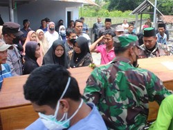 Pemakaman 3 Jenazah Korban Ledakan Petasan Satu Liang Diwarnai Tangis Haru