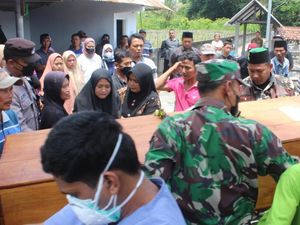 Pemakaman 3 Jenazah Korban Ledakan Petasan Satu Liang Diwarnai Tangis Haru Pemakaman 3 Jenazah Korban Ledakan Petasan Satu Liang Diwarnai Tangis Haru