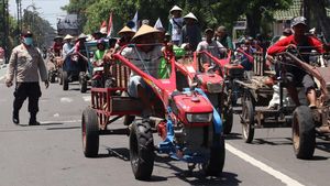 Naik Traktor, Petani Jombang Ramai-ramai Protes Solar Subsidi Sulit