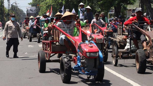 Naik Traktor, Petani Jombang Ramai-ramai Protes Solar Subsidi Sulit