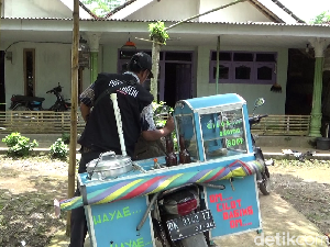 Petugas Pantarlih Lumajang Coklit Data Pemilih 2024 Sambil Jualan Pentol