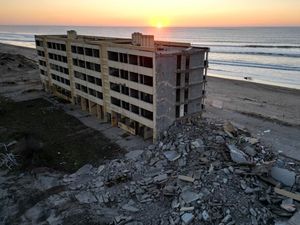 Potret Apartemen Pinggir Pantai Prancis yang Dirobohkan karena Khawatir Erosi