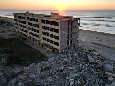 Potret Apartemen Pinggir Pantai Prancis yang Dirobohkan karena Khawatir Erosi