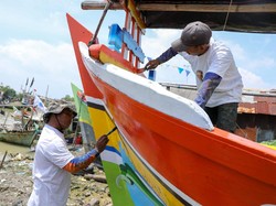 Relawan Ganjar Beri Bantuan Cat-Kuas ke Nelayan di Desa Bandengan