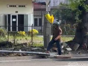 Waduh! Tiang Rambu Jalan di Medan Tumbang Nyaris Timpa Warga