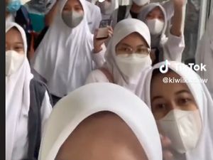 Bikin Dosen Kaget! Mahasiswa UGM Kompak Berseragam SMA di Kelas