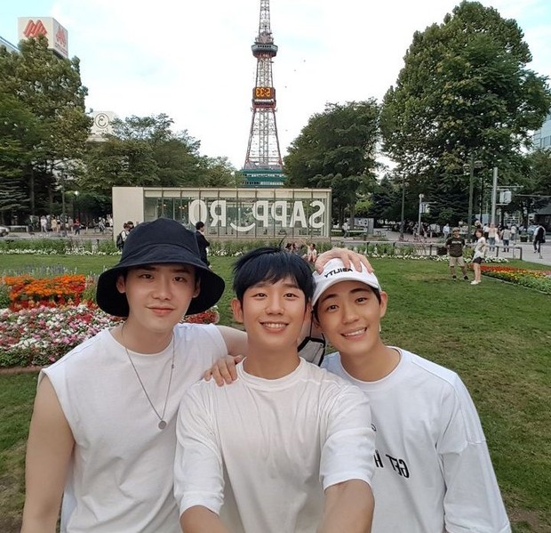 Shin Jae Ha bersama Lee Jong Suk dan Jung Hae In / Foto : instagram.com/shin_jae_ha Shin Jae Ha bersama Lee Jong Suk dan Jung Hae In / Foto : instagram.com/shin_jae_ha