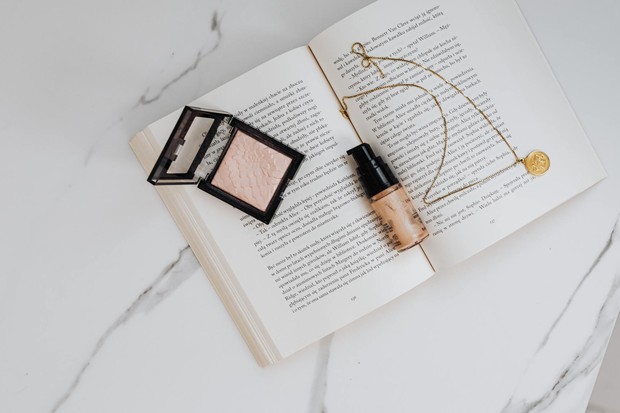 Tambahkan highlighter untuk keseharianmu / Foto: pexels.com/Karolina Grabowska