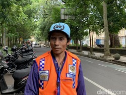 Kesetiaan Tedi Tekuni Profesi Juru Parkir di Bandung
