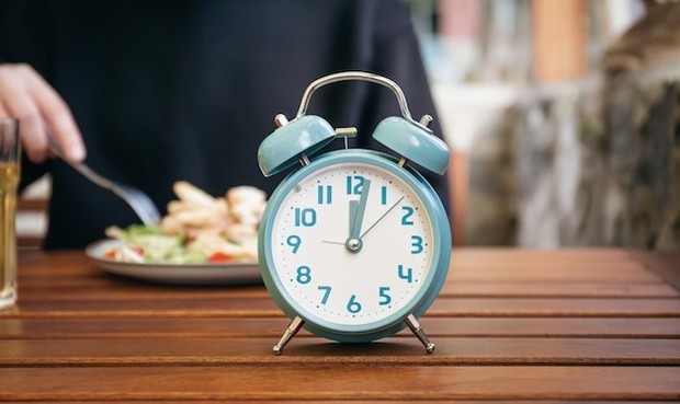 Sering telat makan bisa memicu stres saat bekerja