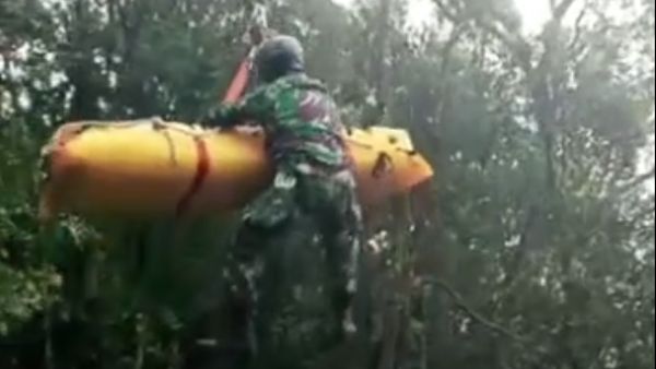 Momen Evakuasi Korban Heli Jatuh, Kapolda Jambi Minta yang Terakhir