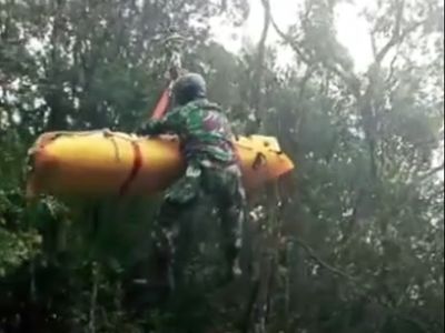 Momen Evakuasi Korban Heli Jatuh, Kapolda Jambi Minta yang Terakhir