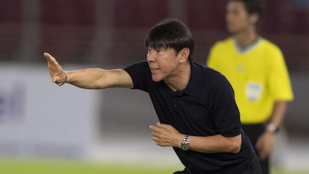 Pelatih Timnas U-20 Indonesia Shin Tae-yong memberi arahan kepada pemain saat bertanding melawan timnas U-20 Guatemala pada laga uji coba di Stadion Utama Gelora Bung Karno (SUGBK), Senayan, Jakarta, Selasa (21/2/2023). Timnas U-20 Indonesia kalah 0-1 dari Guatemala. ANTARA FOTO/Wahyu Putro A/nym.