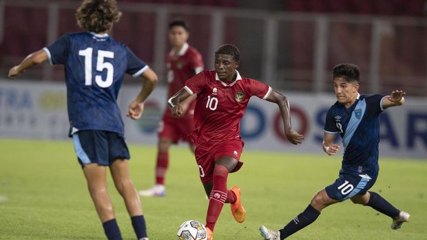 Pesepak bola Timnas U-20 Indonesia Hugo Samir (tengah) berebut bola dengan pesepak bola timnas U-20 Guatemala Allan Javier Juarez Aristondo (kanan) dan Jorge Abelardo Solorzano pada laga uji coba di Stadion Utama Gelora Bung Karno (SUGBK), Senayan, Jakarta, Selasa (21/2/2023). Timnas U-20 Indonesia kalah 0-1 dari Guatemala. ANTARA FOTO/Wahyu Putro A/nym.