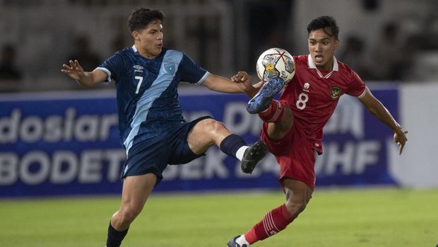 Pesepak bola Timnas U-20 Indonesia Muh Dzaki Asraf Huwaidi (kiri) berebut bola dengan pesepak bola timnas U-20 Guatemala Nestor Ariel Cabrera Gabriel pada laga uji coba di Stadion Utama Gelora Bung Karno (SUGBK), Senayan, Jakarta, Selasa (21/2/2023). ANTARA FOTO/Wahyu Putro A/nym.