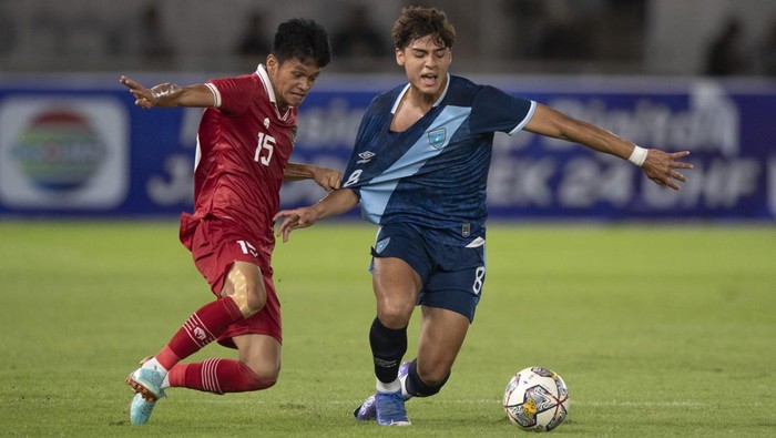 TIMNAS U-20 INDONESIA LAWAN GUATEMALA Pesepak bola Timnas U-20 Indonesia Muh Dzaki Asraf Huwaidi (kiri) berebut bola dengan pesepak bola timnas U-20 Guatemala Nestor Ariel Cabrera Gabriel pada laga uji coba di Stadion Utama Gelora Bung Karno (SUGBK), Senayan, Jakarta, Selasa (21/2/2023). ANTARA FOTO/Wahyu Putro A/nym.