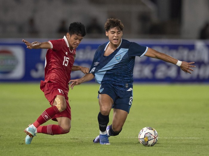 Pesepak bola Timnas U-20 Indonesia Muh Dzaki Asraf Huwaidi (kiri) berebut bola dengan pesepak bola timnas U-20 Guatemala Nestor Ariel Cabrera Gabriel pada laga uji coba di Stadion Utama Gelora Bung Karno (SUGBK), Senayan, Jakarta, Selasa (21/2/2023). ANTARA FOTO/Wahyu Putro A/nym.
