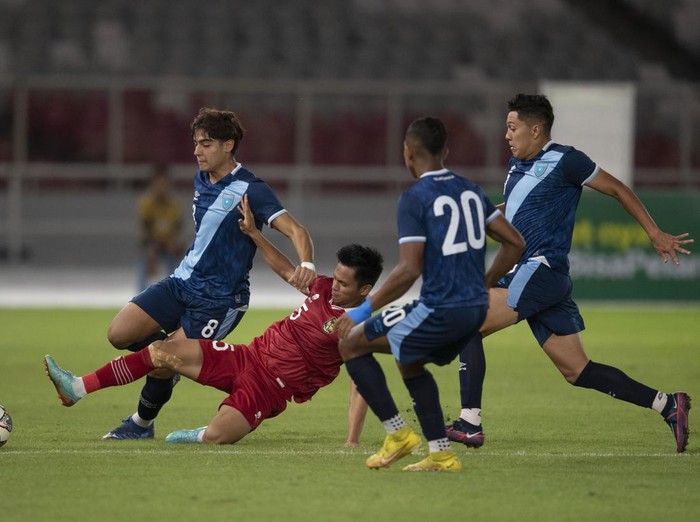 Pesepak bola Timnas U-20 Indonesia Muh Dzaki Asraf Huwaidi (kiri) berebut bola dengan pesepak bola timnas U-20 Guatemala Nestor Ariel Cabrera Gabriel pada laga uji coba di Stadion Utama Gelora Bung Karno (SUGBK), Senayan, Jakarta, Selasa (21/2/2023). ANTARA FOTO/Wahyu Putro A/nym.