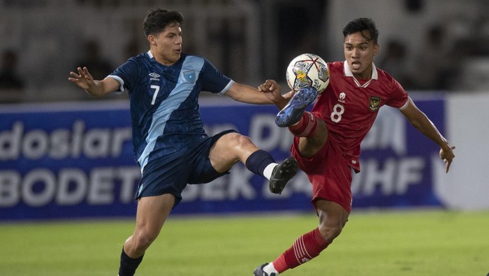 Pesepak bola Timnas U-20 Indonesia Muh Dzaki Asraf Huwaidi (kiri) berebut bola dengan pesepak bola timnas U-20 Guatemala Nestor Ariel Cabrera Gabriel pada laga uji coba di Stadion Utama Gelora Bung Karno (SUGBK), Senayan, Jakarta, Selasa (21/2/2023). ANTARA FOTO/Wahyu Putro A/nym.