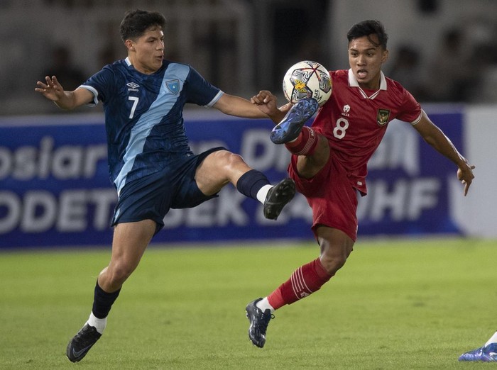 Pesepak bola Timnas U-20 Indonesia Muh Dzaki Asraf Huwaidi (kiri) berebut bola dengan pesepak bola timnas U-20 Guatemala Nestor Ariel Cabrera Gabriel pada laga uji coba di Stadion Utama Gelora Bung Karno (SUGBK), Senayan, Jakarta, Selasa (21/2/2023). ANTARA FOTO/Wahyu Putro A/nym.