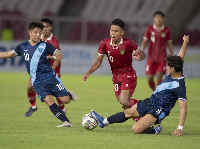 Pesepak bola Timnas U-20 Indonesia Rabbani Tasnim Siddiq (kedua kiri) berebut bola dengan pesepak bola timnas U-20 Guatemala Julio Fernando Garsia Ramirez pada laga uji coba di Stadion Utama Gelora Bung Karno (SUGBK), Senayan, Jakarta, Selasa (21/2/2023). ANTARA FOTO/Wahyu Putro A/nym.