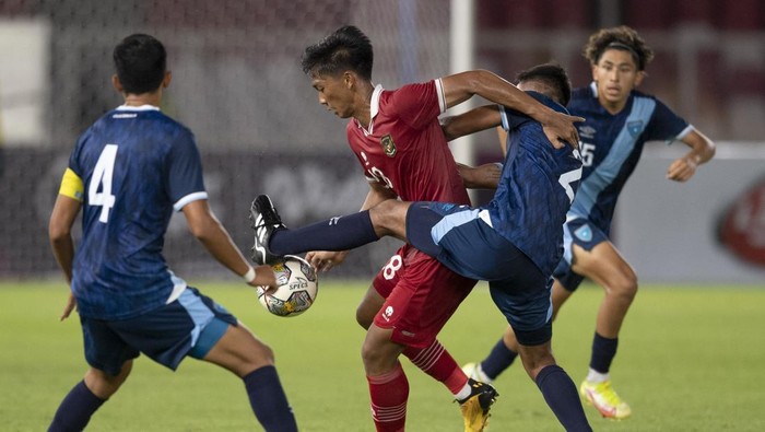 TIMNAS U-20 INDONESIA LAWAN GUATEMALA Pesepak bola Timnas U-20 Indonesia Rabbani Tasnim Siddiq (kedua kiri) berebut bola dengan pesepak bola timnas U-20 Guatemala Julio Fernando Garsia Ramirez pada laga uji coba di Stadion Utama Gelora Bung Karno (SUGBK), Senayan, Jakarta, Selasa (21/2/2023). ANTARA FOTO/Wahyu Putro A/nym.