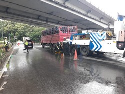 Truk Muatan Galon Patah As di Halim Jaktim, Lalin Tersendat