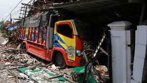 Truk Muat Pakan Ikan Seruduk Rumah di Jalur Pantura