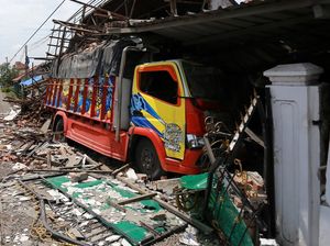 Truk Muat Pakan Ikan Seruduk Rumah di Jalur Pantura