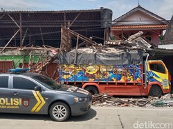 Kagetnya Eti Saat Truk Tiba-tiba Seruduk Rumahnya di Jalur Pantura