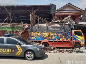 Kagetnya Eti Saat Truk Tiba-tiba Seruduk Rumahnya di Jalur Pantura Kagetnya Eti Saat Truk Tiba-tiba Seruduk Rumahnya di Jalur Pantura