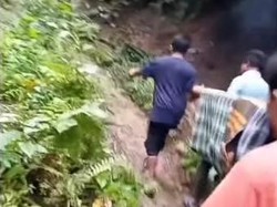 Viral Pasien Diabetes Ditandu 2,5 Km ke Rumah Sakit karena Jalan Rusak