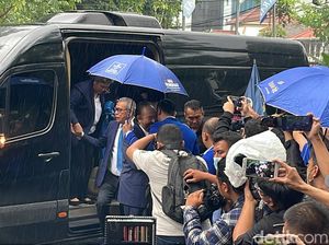 Momen Surya Paloh Dipayungi AHY saat Tiba di Markas Demokrat