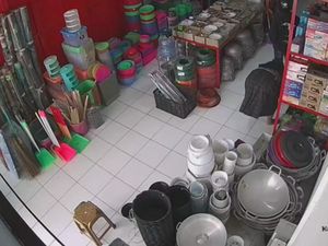 Ulah Nyeleneh Wanita Tasik Nyolong Setrikaan di Toko Terekam CCTV