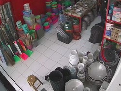 Ulah Nyeleneh Wanita Tasik Nyolong Setrikaan di Toko Terekam CCTV
