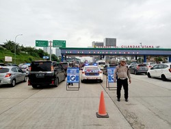Info Lalin Pagi Ini: Antrean Padat Terpantau di Gerbang Tol Cilandak Utama