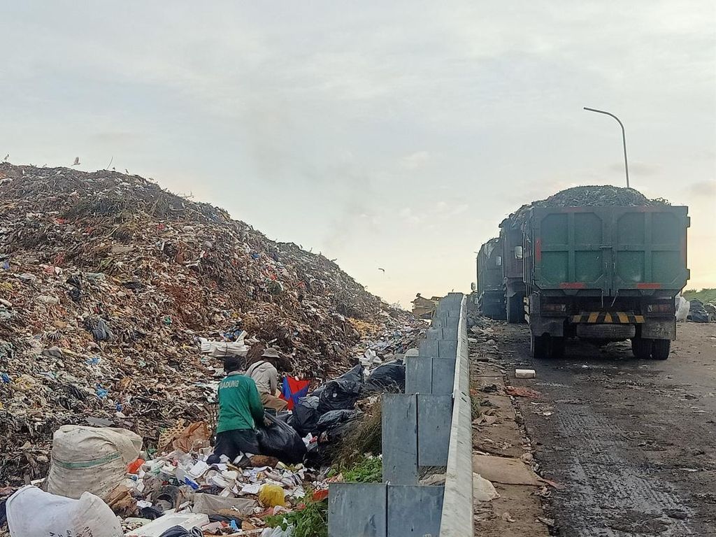 DKLH Bali Beberkan Penyebab Antrean Truk Sampah di TPA Suwung