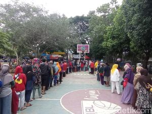 Warga Bandung Antusias Serbu Operasi Pasar Murah