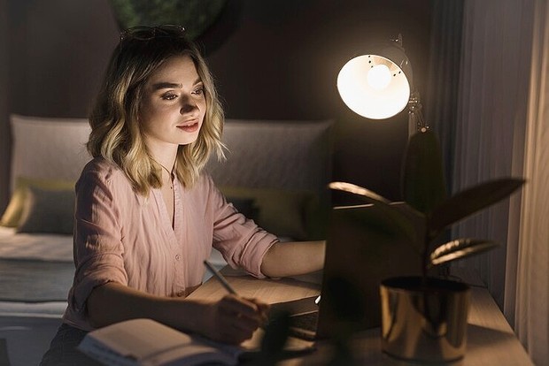 Rutin bersyukur setiap hari melatih kamu untuk terus memperbanyak emosi positif.