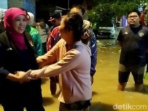Gresik Banjir Akibat 2 Tanggul Jebol, Khofifah Dicurhati Warga Gresik Banjir Akibat 2 Tanggul Jebol, Khofifah Dicurhati Warga